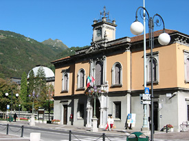 Il Municipio con sullo sfondo il Monte Gioco - (foto Piero Gritti)
