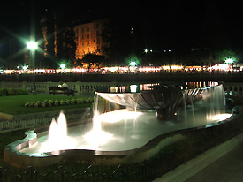 La fontana dei giardini del Viale... in notturna - foto Piero Gritti