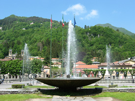 La bella fontana di Piazzale Granelli con i suoi alti getti - foto Piero Gritti