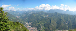 Dal Monte Zucco panoramica su S. Pellegrino sottostante e le montagne circostanti