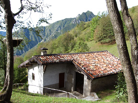 La suggestiva località Campello (Al Campèl) con, sullo sfondo, il monte Zucco