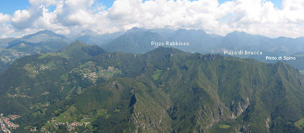Dallo Zucco vista, in primo piano, sui monti che separano San Pellegrino dalla Val Serina,, dal Monte Gioco al Pizzo di Spino
