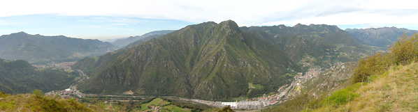 Panoramica dal Pizzo di Spino sulla Media Valle Brembana (Zogno - San Pellegrino Terme)