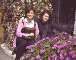 Anna e Gi tra i fiori coloratissimi e profumatissimi in una via di Saint Paul de Vence 