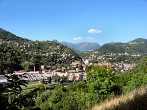 Veduta di Zogno da sud-ovest, sullo sfondo il Monte Alben (2200 mt.)