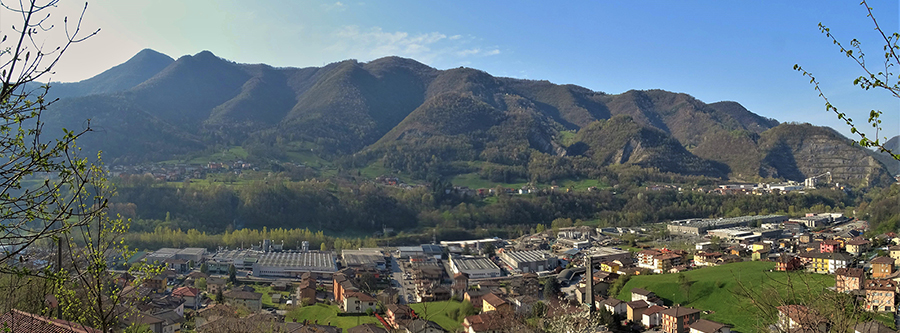 Vista dalla falesia 'Al Boer' sulla zona industriale di Zogno e verso il Canto Alto