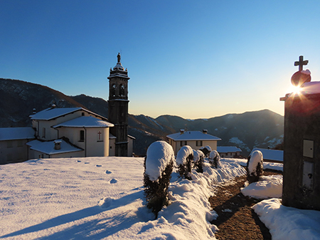 Miragoli con Monte Castello (1089 m), innevati e baciati dal sole-22nov25 - FOTOGALLERY