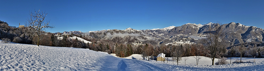 Da Miragolo S. Salvatore in lieve discesa verso la contrada di Pos-Castello con vista in Val Serina