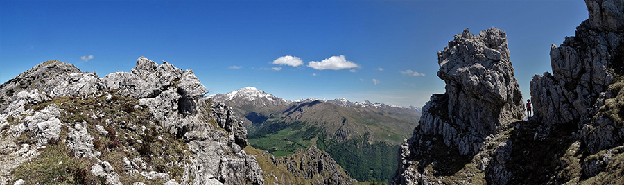 Tra i torrioni in cresta d'Alben con vista in Arera e Grem