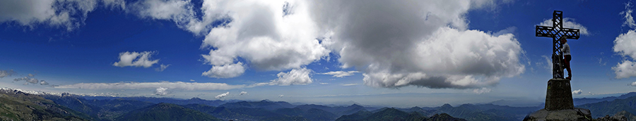 Alla croce del Monte Alben (2020 m) con vista verso la Valle Seriana