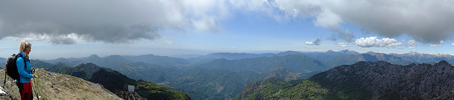 Scendendo da Cima Alben alle Casere con vista in Valle Serina e Brembana