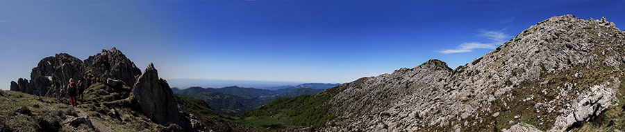 Salendo dal Passo La Forca in Cima Alben con vista in Cima Croce