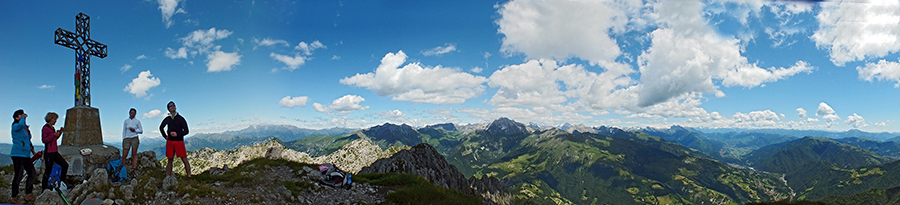 In vetta al Monte Alben (2019 m)