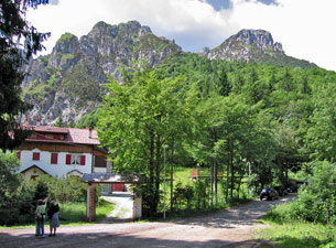 Dopo 1 Km da qui parte il sentiero CAI  501 per l'Alben