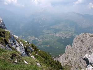 Tra i dirupi di Cima Alben scorcio su Zambla, L'arera e il Grem