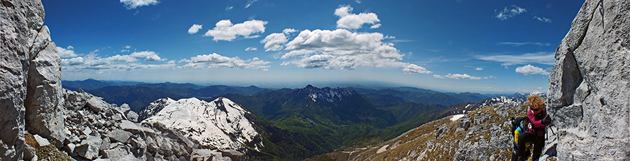 Salendo, oltre il canalino, su roccette, verso Cima Arera