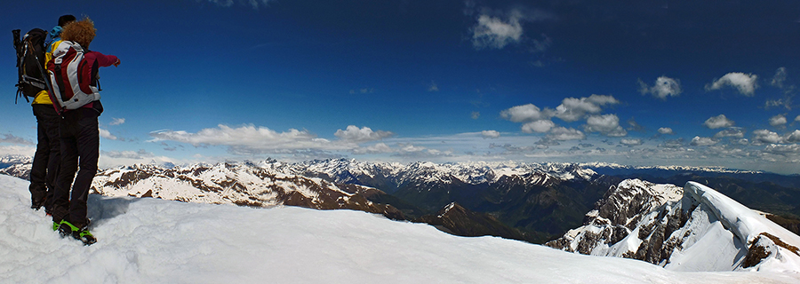 In vetta al Pizzo Arera vista a nord-est verso Orobie ed Alpi