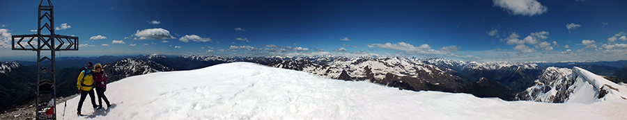 In vetta al Pizzo Arera vista verso Orobie ed Alpi