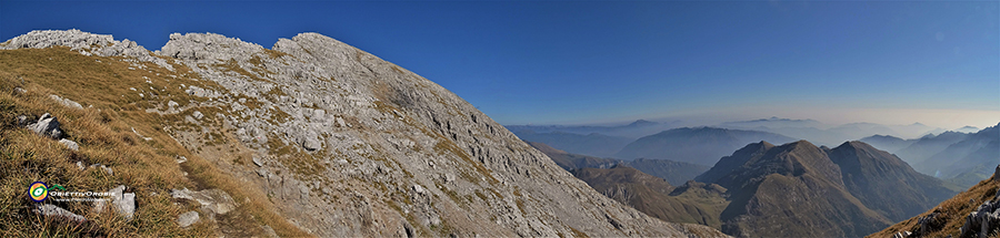 Dal sentiero erboso si passa a quello ghiaioso-roccioso per Cima Arera