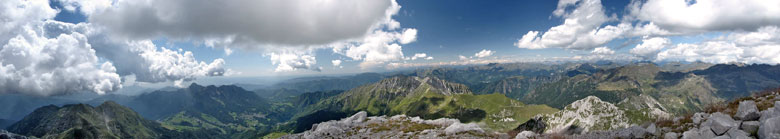 Dal Pizzo Arera vista verso le Api Orobie, valli e pianura