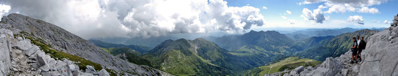 Dal Pizzo Arera vista verso la conca di Oltre il Colle ed oltre