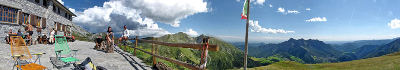 Dal Rif. Capanna 2000 vista verso la conca di Oltre il Colle ed oltre