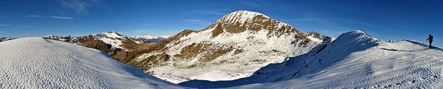 Sulle nevi del Monte Arete con vista in Valegino