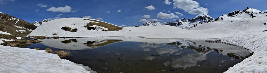 Bella vista su laghetto in disgelo sulla linea della pista 'Forcella Rossa'