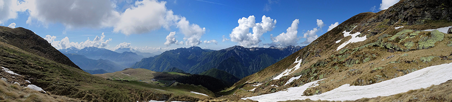 Dal sentiero 109A vista sui Piani d'Avaro e verso la Valle Brembana e le Prealpi Orobiche