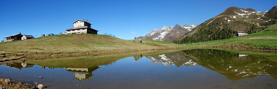 Alla grande pozza dei Piani d'Avaro si specchiano il Tre Signori e & e il Monte Avaro