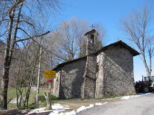 L'oratorio di S. Maria Maddalena  del sec XII, al Colle della Maddalena, sulla strada per i Piani dell'Avaro