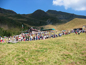 Grande affluenza di gente alla festa degli alpini
