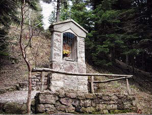 Santella della Madonna (fam. Rovelli) sulla mulattiera Colle della Maddalena-Avaro