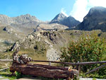 Dalla fontanella del Rifugio Calvi vista verso il Rondenino, il Pizzo del Diavolo e il Grabiasca
