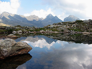 Monti, cielo, nuvole riflessi nel lago