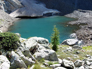 Il nevaio alimenta il lago tutta l'estate