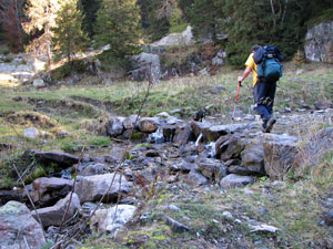 Sul sentiero 115 passaggio del torrente di Terzera 