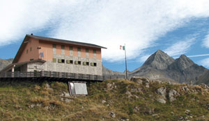 Il Rifugio F.lli Calvi (2016 m) e il Pizzo del Diavolo - foto Piero Gritti 7 sett 07