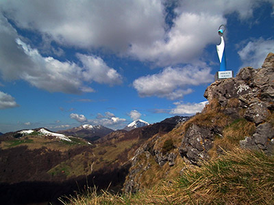 CORNO ZUCCONE (1458 m.) , guardiano della Val Taleggio (17 aprile 2012)  - FOTOGALLERY