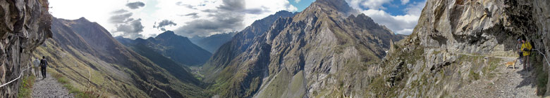 Sentiero scavato tra le rocce