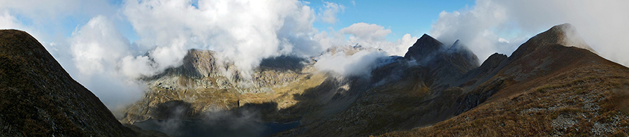 Scendendo dalla cresta-versante sud-ovest dal Pizzo Farno ai Laghi Gemelli