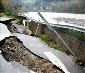 Il muro d'argine affondato nel fiume!