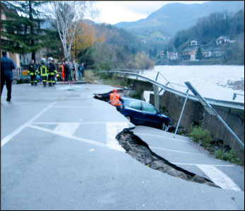 L'auto caduta nella fossa