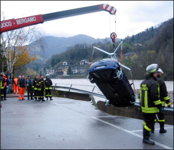 L'auto imbragat viene sollevata sul piazzale