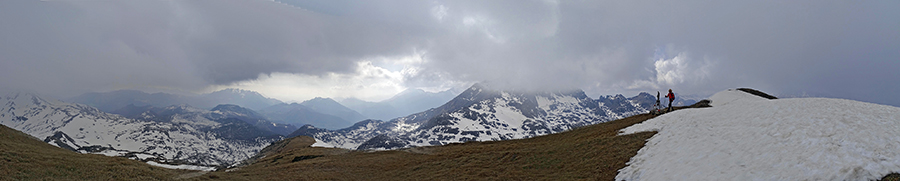 In vetta a Cima di Piazzo (2057 m)