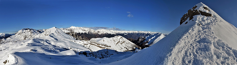Scendendo dalla cresta nord-ovest de Sodadura ampia vista panoramica verso le Orobie
