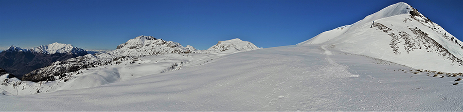 La lunga cresta sud-ovest innevata per salire sul Sodadura