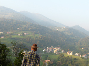 Grasso di Pizzino con la strada che sale a Quindicina 