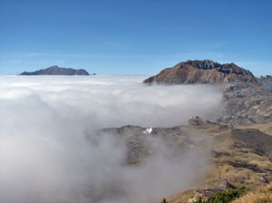 I rifugi Cazzaniga e Nicola davanti ad un mare di nuvole - foto Piero Gritti 14 ott 07