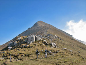 Da qui si avvia sulla dx il sentiero per cima Sodadura - foto Piero Gritti 14 ott 07